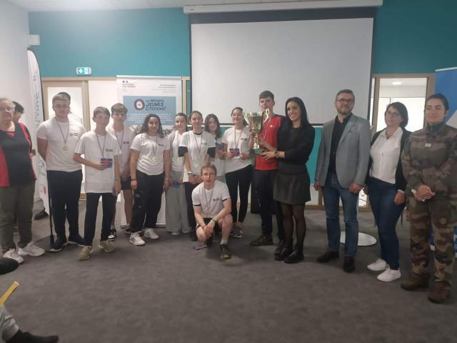 Les lauréats avec les élus, le directeur du service départemental et Rim RIDANE, championne de boxe française